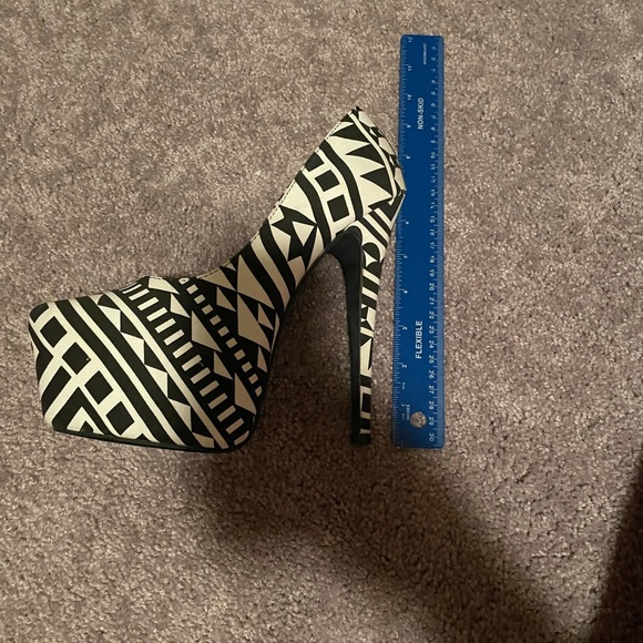 Black and white Aztec pattern platform heels - Picture 8 of 11